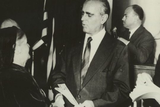 Ο εθνάρχης Καραμανλής παραδίδει τις πρώτες επιταγές του ΟΓΑ, σε συμβολική τελετή στο Ζάππειο (9/6/1962).